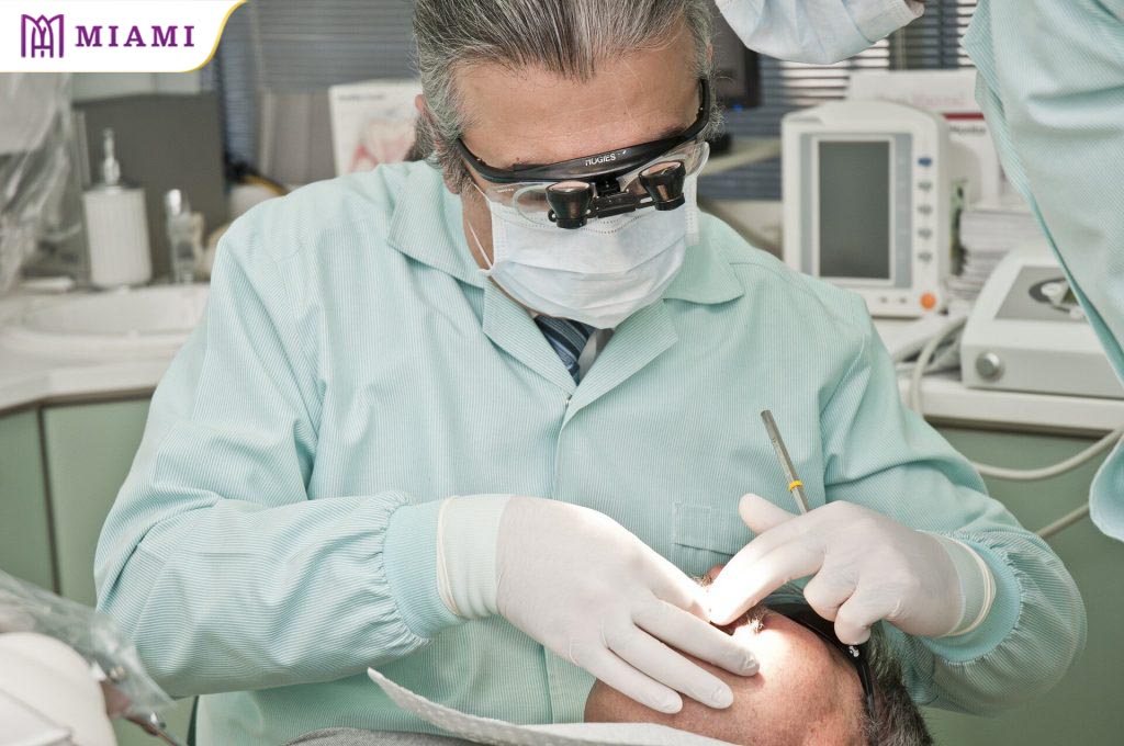 Tiến hành điều trị các bệnh lý răng miệng trước khi bọc răng sứ.